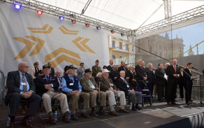 Váleční veteráni a čestní hosté na tribuně.