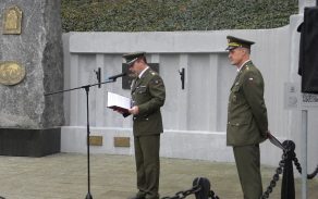Rozkaz ministra obrany ke Dni veteránů přečetl příslušník KVV Plzeň praporčík Jaroslav Tlsták.