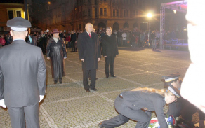 Hejtman Plzeňského kraje při pokládání kytice.