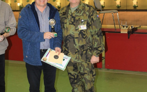 První cenu (za nastřílení 89 bodů) od podplukovníka Slavomíra Tomčáka převzal starosta Horšovského Týna pan Václav Mothejzík.