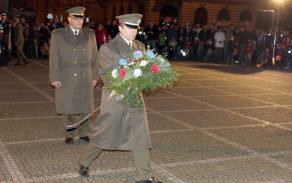 Za KVV Plzeň kytici položili podplukovník Slavomír Tomčák a praporčík Jaroslav Tlsták.