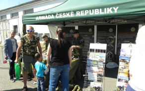 Stánek pracovníků Rekrutačního střediska Plzeň.