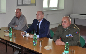 Zprava na fotu plukovník Stanislav Hudeček, hejtman Josef Bernard a starosta Klatov Rudolf Salvetr.