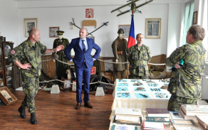 Návštěva malého "muzea" 1. a 2. světové války u útvaru, jehož majitelem a tvůrcem je rotný Miloslav Faifer(druhý zprava).