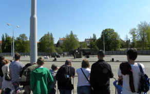 Při sledování ukázek výcviku aktivních záloh.