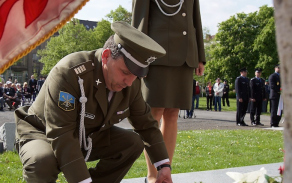 Příslušníci Armády ČR nadpraporčík Jaroslav Chlápek a praporčice Jarmila Janková.