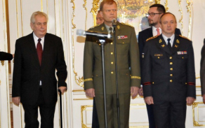 Zleva prezident Miloš Zeman, náčelník Generálního štábu AČR armádní generál Josef Bečvář a brigádní generál Ladislav Košner.