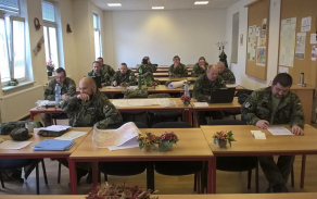 Zaměstnání velitelského sboru pěší roty AZ na učebně Krajského vojenského velitelství Plzeň.