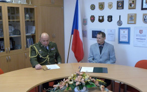Ředitel KVV Plzeň plukovník Roman Kučera seznámil Ing. Antona Krumpála s jeho novým zařazením mezi státní zaměstnance.