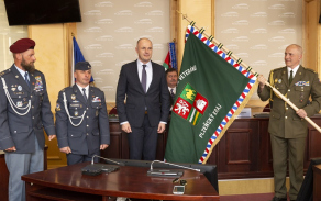 Prapor pro Sdružení válečných veteránů převzal od hejtmana Plzeňského kraje major v záloze Miroslav Charvát.