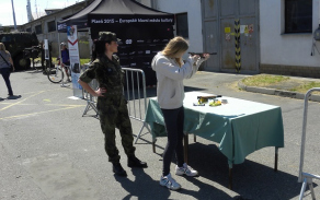 Stanoviště ve střelbě ze vzduchové pistole pro účastníky soutěže "Z Normandie do Plzně".