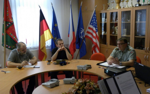 Zprava na fotu podplukovník Slavomír Tomčák, redaktor Českého rozhlasu pan Lukáš Milota a redaktor MF Dnes pan Petr Ježek.