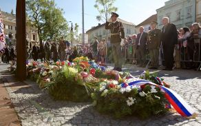 Příslušník jednotky čestné stráže při zdravici.