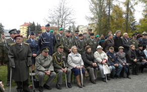 Společné foto druhoválečných i novodobých válečných veteránů.