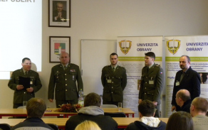 Na fotu zprava Dr. Pavel Pazdera, studenti UNOB, plk. Roman Kučera a nprap. Jaroslav Chlápek.