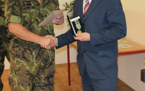 Ocenění převzal od ředitele KVV i plukovník v.v. Pavel Ťulák. 