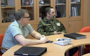 Zástupci KVV Plzeň pplk. Slavomír Tomčák (vlevo) a mjr. Radomil Denk.