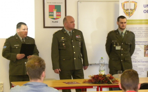 Na fotu zleva nprap. Jaroslav Chlápek, plk. Roman Kučera a zástupce z řad studentů lékařské fakulty UNOB.