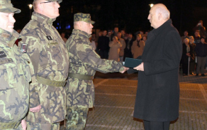 Medaili KVV přebírá velitel pěší roty AZ Plzeň major v záloze Ján Vištiak.