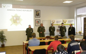 Hosty a studenty přivítal v úvodu ředitel KVV Plzeň plk. Roman Kučera.