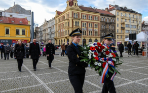 Kladení věnců se zhostili příslušníci Městské policie Plzeň.