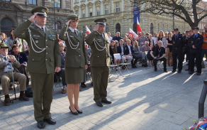 U památníku 16. obrněné divize. Příslušníci AČR zleva prap. Jaroslav Tlsták, prap. Jarmila Janková a nprap. Jaroslav Chlápek.