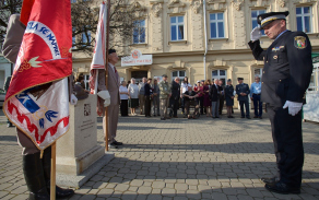 U Památníku československým vojákům bojujícím na západní frontě. 