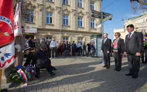 U Památníku československým vojákům bojujícím na západní frontě. 