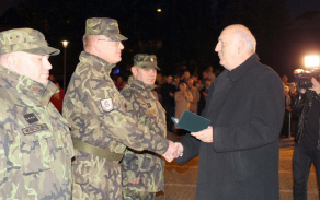 Medaili KVV přebírá rotmistr v záloze Pavel Klausner.