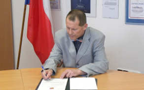 Podpis úředního dokladu o složení slibu státního zaměstnance.