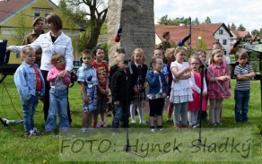 Součástí pietní akce bylo pěvecké vystoupení dětí z mateřské školky. 