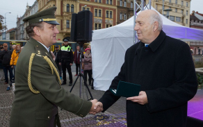 Ocenění ředitele KVV Plzeň předal Václavu Šlajsovi podplukovník Slavomír Tomčák.