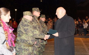 Medaili KVV přebírá rotný v záloze Miloš Géczy.