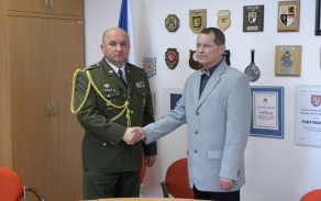 Ke složení slibu panu Ing. Krumpálovi poblahopřál ředitel KVV Plzeň plukovník Roman Kučera.