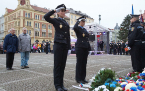 Kytice pokládaly i příslušnice Městské policie Plzeň.
