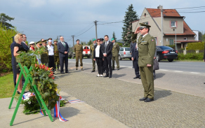 Za Armádu ČR uctil památku padlých příslušník Krajského vojenského velitelství Plzeň praporčík Jaroslav Tlsták.