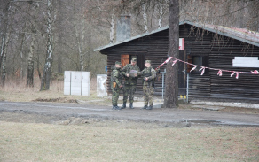Ve vojenském výcvikovém prostoru jsou vojáci ubytováni v dřevěných srubech.
