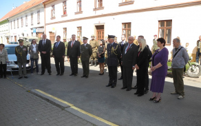 V ulici Míru se hosté poklonili památce nadporučíka J. Strankmüllera .