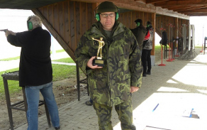 Řídící střeleb pplk. Slavomír Tomčák s "Putovním pohárem" pro nejlepšího střelce z malorážní pistole.