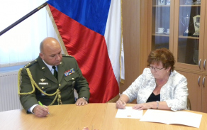 Paní Bc. Věra Holá při podpisu služebního slibu.