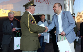 Udělení medailí KVV Plzeň.