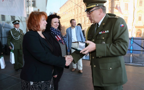 Za spolupráci při prezentaci AČR obdržela medaili KVV i vedoucí Odboru prezentace a marketingu paní Jana Komišová.