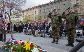 Poctu u pomníku 16. obrněné divize vzdává, zleva plukovník Roman Kučera a praporčík Jaroslav Tlsták.
