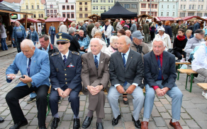 Ocenění vojáci ve výslužbě.