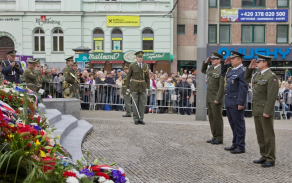 U památníku "Díky Ameriko" zprava prap. Jaroslav Tlsták, ředitel KVV Plzeň plk. Milan Sklenář a prap. Marek Boháč.