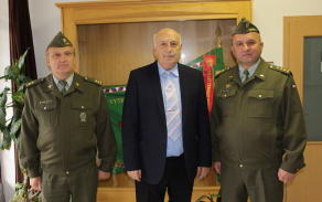 Společné foto, zprava ředitel KVV plk. Roman Kučera, hejtman Václav Šlajs a vedoucí operačního oddělení pplk. Slavomír Tomčák. 