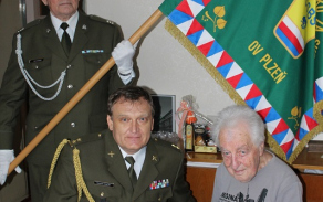 Ocenění předal v zastoupení ředitele KVV Plzeň podplukovník Slavomír Tomčák.  