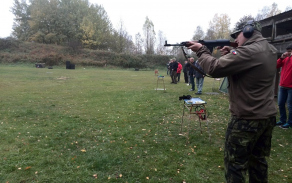 Prap. Marek Boháč při střelbě ze samopalu vz. 58.