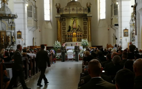 Smuteční obřad v kostele sv. Panny Marie Růžencové v Plzni. 