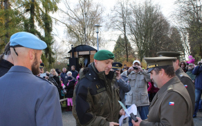 Ocenění udělené Sdružením válečných veteránů majoru Radomilu Denkovi a praporčíku Jaroslavu Tlstákovi.